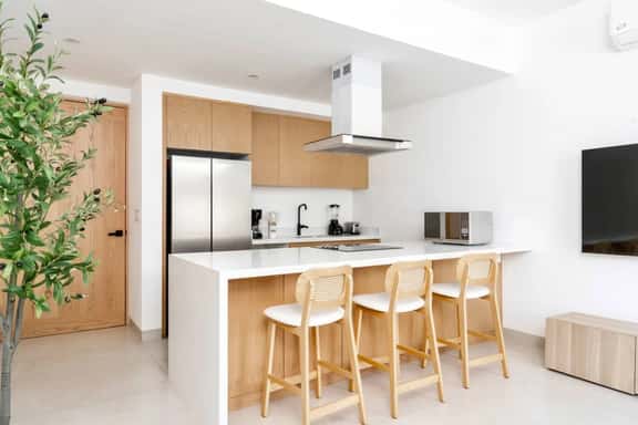 Coyote Tower 203 | Luxury Studio Walk to Marina - Image 1